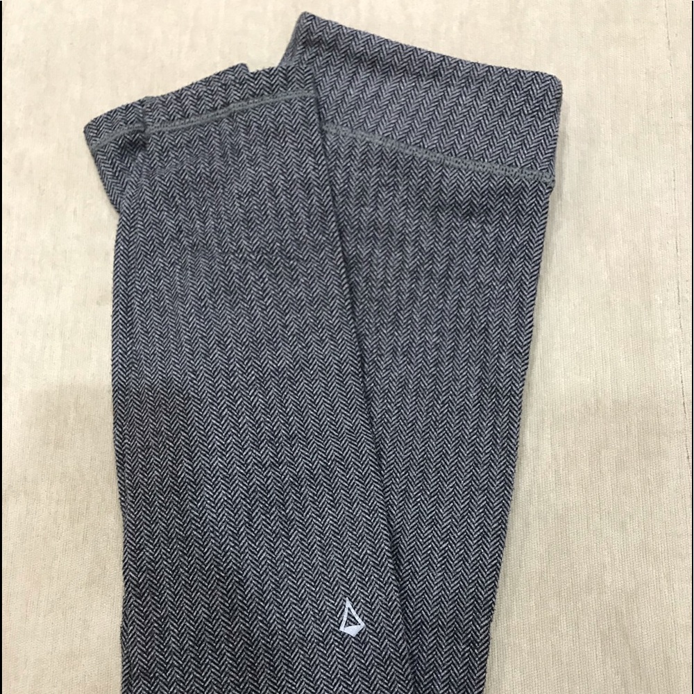 GREY PATTERNED IVIVVA LEGGINGS